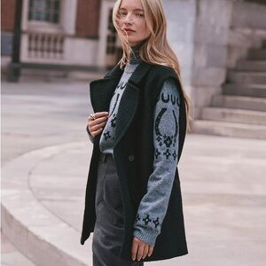 Women's Sleeveless Black Peacoat